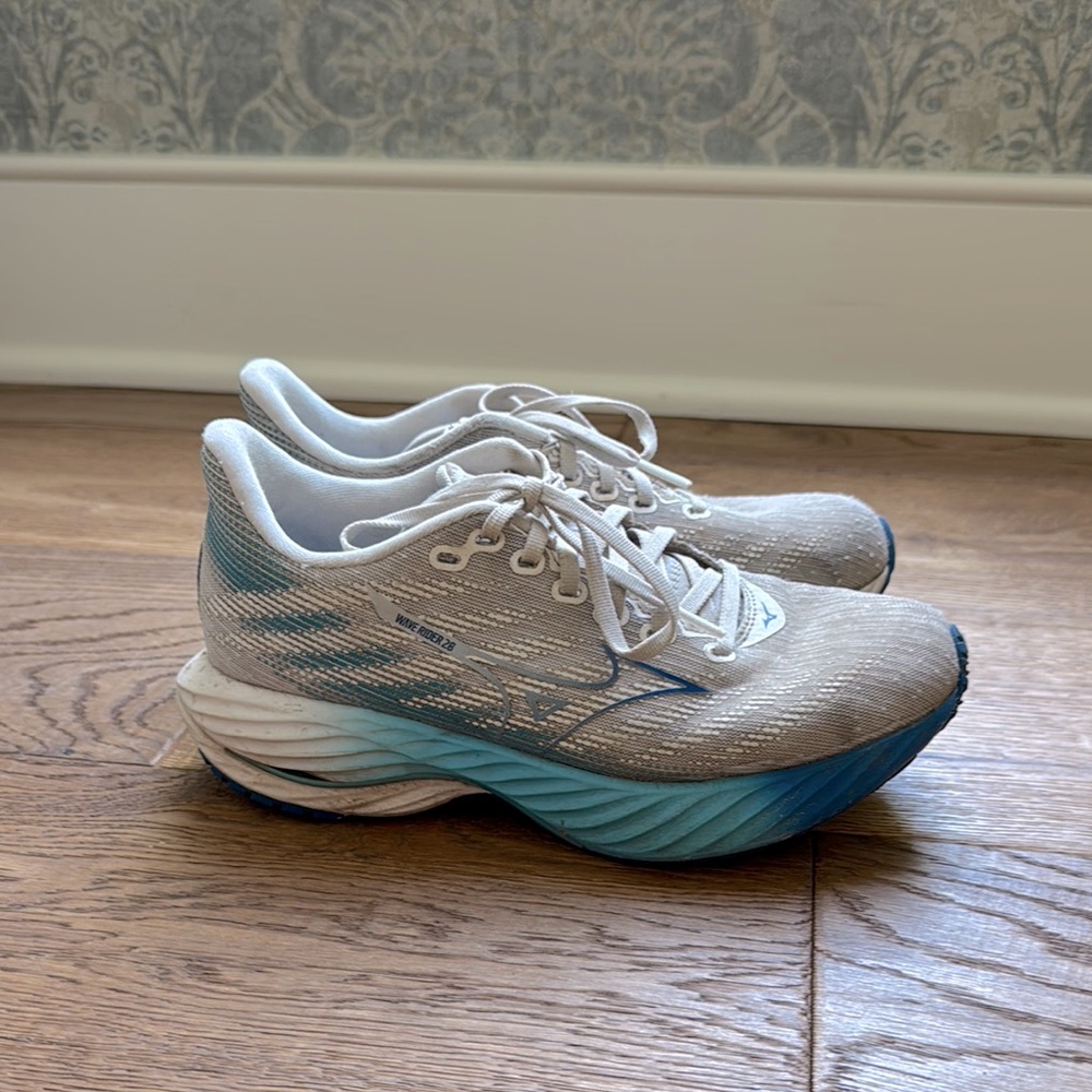 Mizuno wave rider 28 women’sathletic shoes, size 7